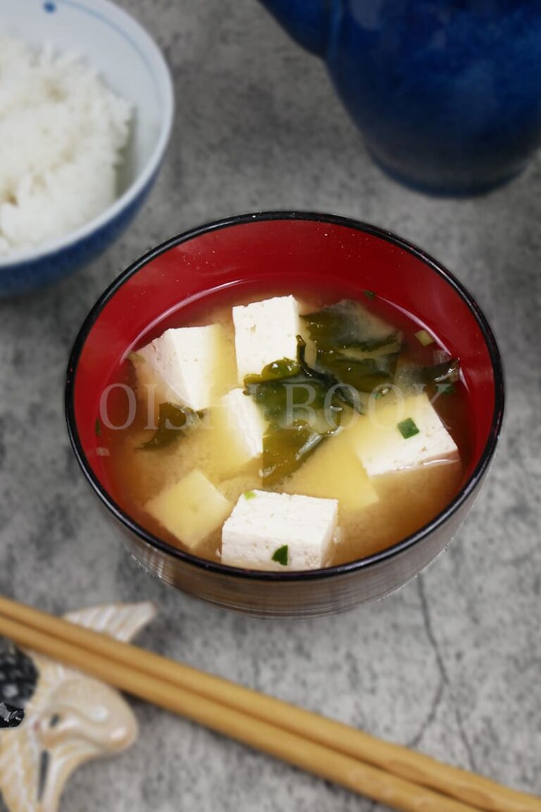 Classic Japanese Miso Soup Recipe ( 味噌汁 Misoshiru )