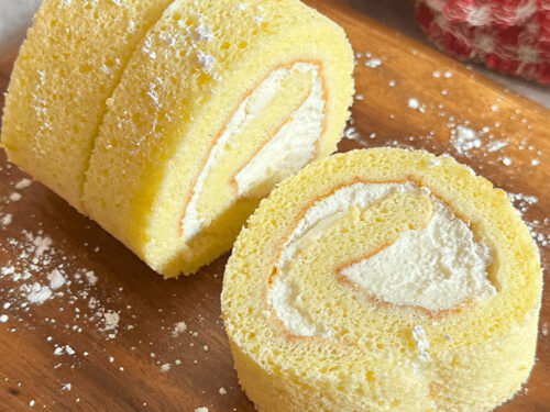 My first time making a deco roll! I'm not the best at baking cakes (still  on attempt 30 at Japanese cheesecake) so I was so shocked at the result  when I made