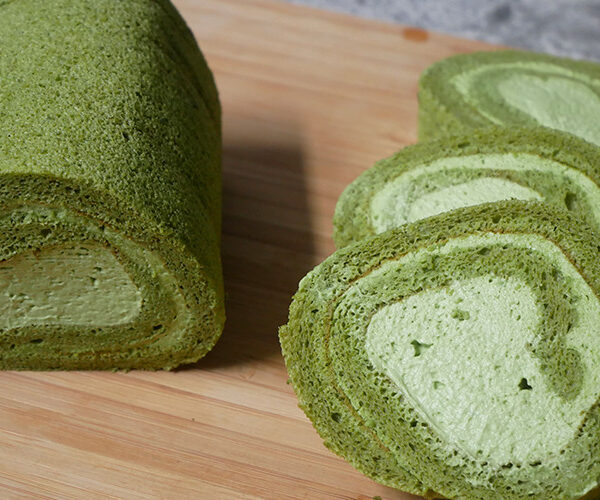 Matcha Roll Cake Recipe ( 抹茶ロールケーキ – Japanese Green Tea Swiss Roll)